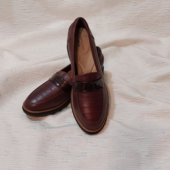 Clarks Maroon Croc-Patterned Loafers - Picture 4 of 11